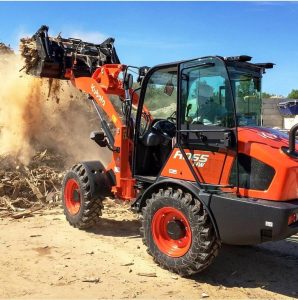 B4_M5_KUBOTA_CHARGEUSE ARTICULEE