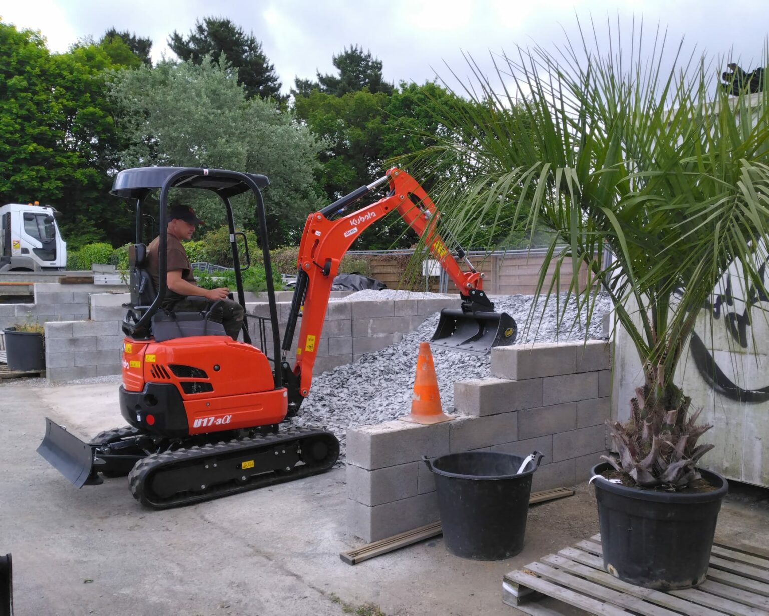 Focus Matériel La Kubota U17 au service des paysagistes. Axxel